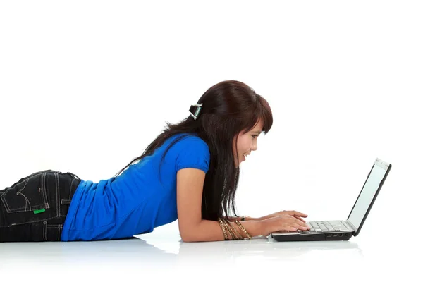 Retrato de una linda mujer joven usando el ordenador portátil sobre fondo blanco — Foto de Stock