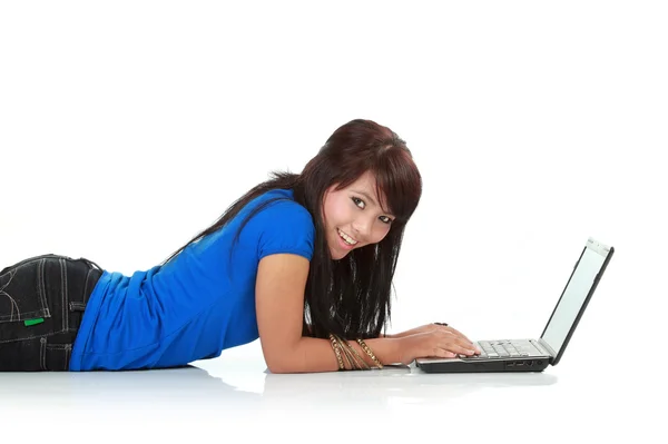 Πορτρέτο του ένα χαριτωμένο νεαρή γυναίκα χρησιμοποιώντας φορητό υπολογιστή πάνω από το λευκό αμουδερές — Φωτογραφία Αρχείου