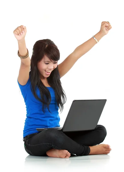 Χαρούμενες και τυχερές νεαρή γυναίκα με φορητό υπολογιστή — Φωτογραφία Αρχείου