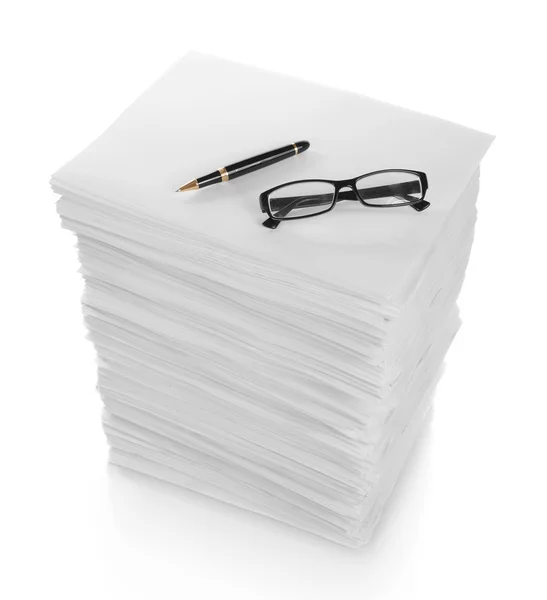 Close-up de caneta e óculos em uma pilha de papéis — Fotografia de Stock