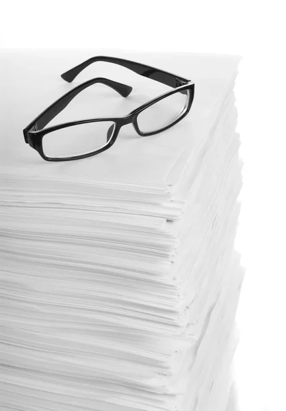 Стек паперу і окуляри лежать на ньому — стокове фото