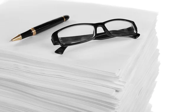 Närbild av glasögon och penna på en bunt papper. — Stockfoto