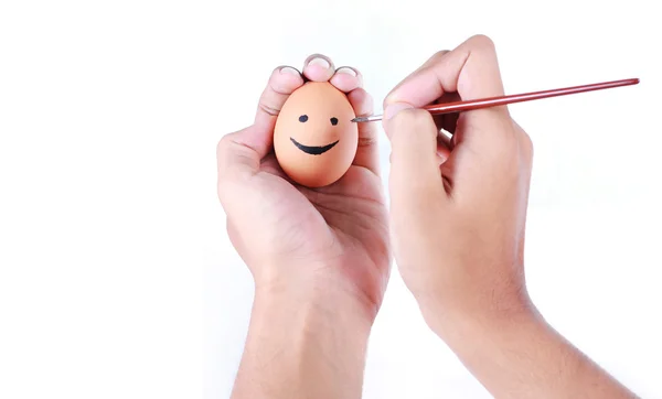 Рисует на яйце — стоковое фото