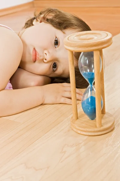 Bambina con vetro di sabbia — Foto Stock