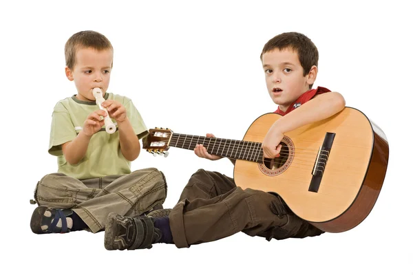 Kinder spielen mit Instrumenten — Stockfoto