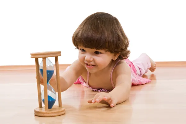 Маленькая девочка с песком — стоковое фото