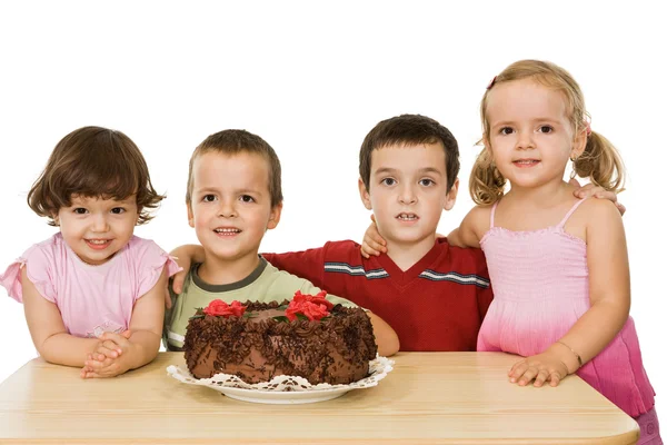 Niños con pastel — Foto de Stock