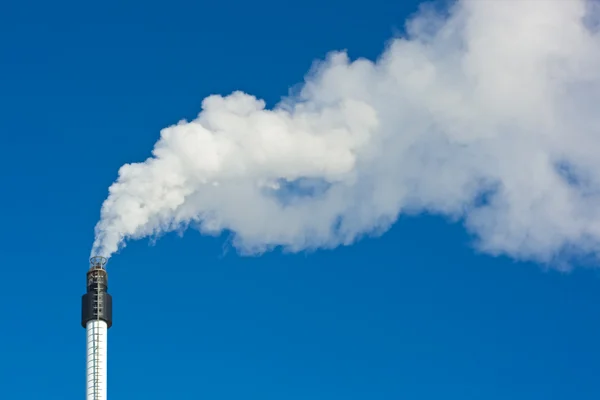 Smoke against blue sky — Stockfoto