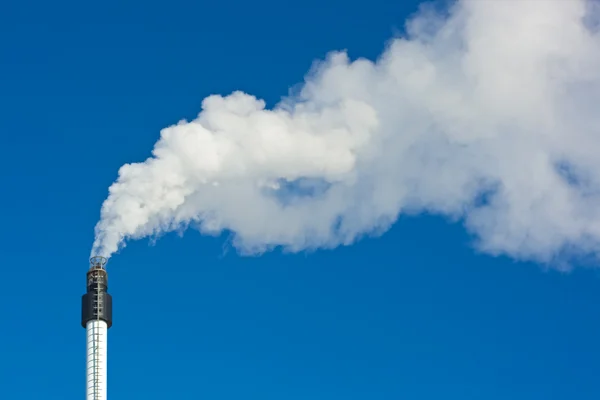 Humo contra el cielo azul — Foto de Stock