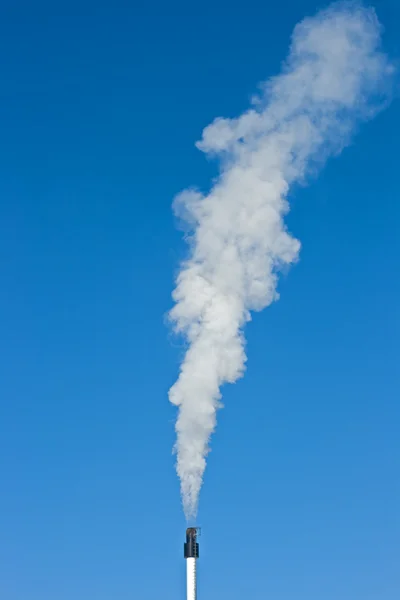 Дым против голубого неба — стоковое фото
