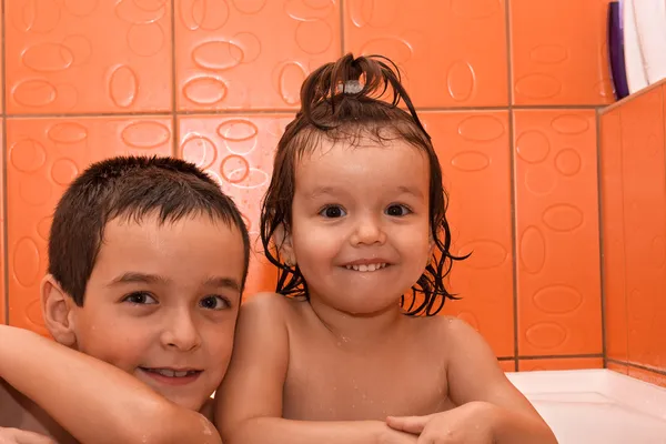 Kinder haben ein Bad — Stockfoto