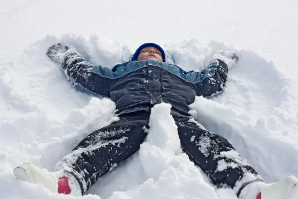 Jongen in de sneeuw — Stockfoto