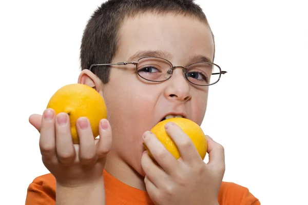 Jongen met citroen — Stockfoto