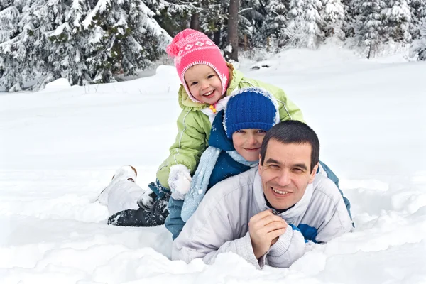 Familie in sneeuw — Stockfoto