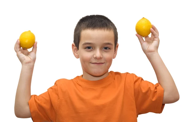 Junge mit Zitronen — Stockfoto