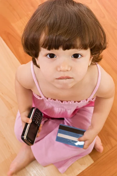小女孩用电话和烘烤卡 — 图库照片