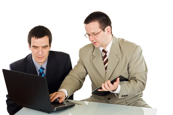 Les hommes d'affaires woking sur l'ordinateur portable — Photo