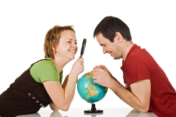 Paar blickt auf Globus — Stockfoto