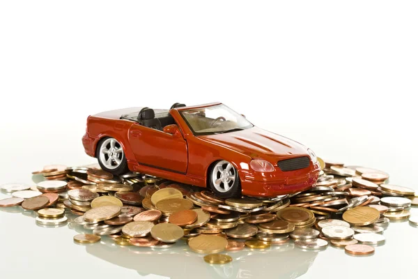 Rode speelgoedauto op munten — Stockfoto
