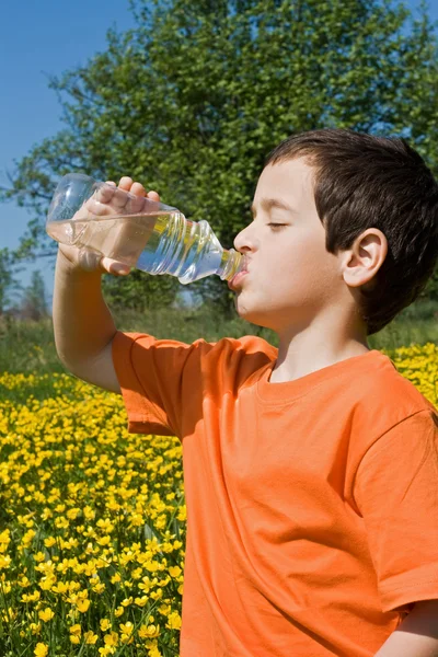 Chłopiec pijący wodę — Zdjęcie stockowe