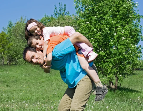 Отец со своими детьми Стоковое Изображение