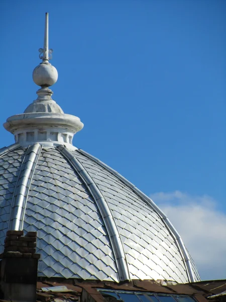 Dome na modré obloze — Stock fotografie