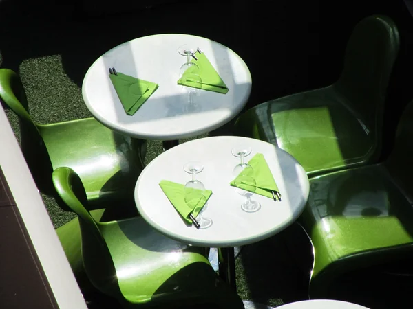 Mesas brancas e cadeiras verdes — Fotografia de Stock