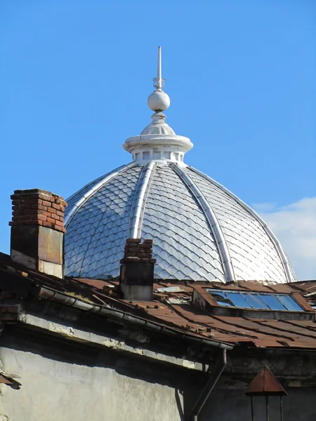 Архитектурный вид с куполом и голубым небом — стоковое фото