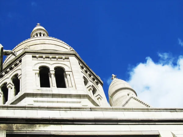 Белая церковь на голубом небе — стоковое фото