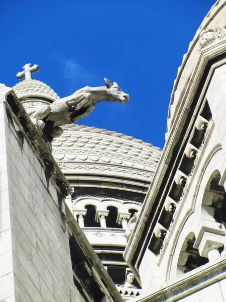 Белая архитектура на голубом небе — стоковое фото