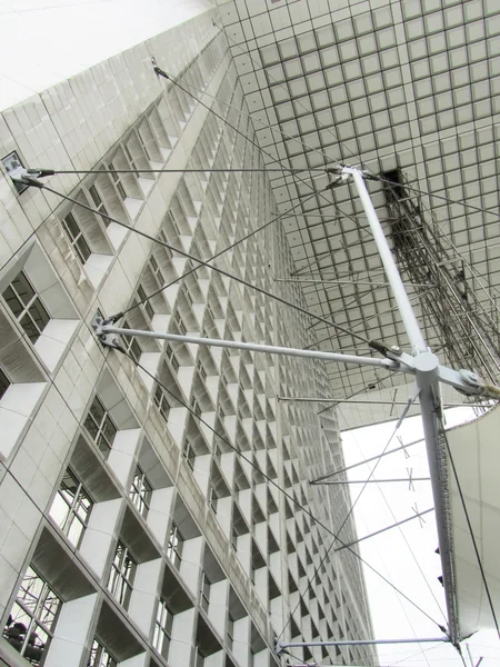 Gespannen structuur in een modern gebouw — Stockfoto