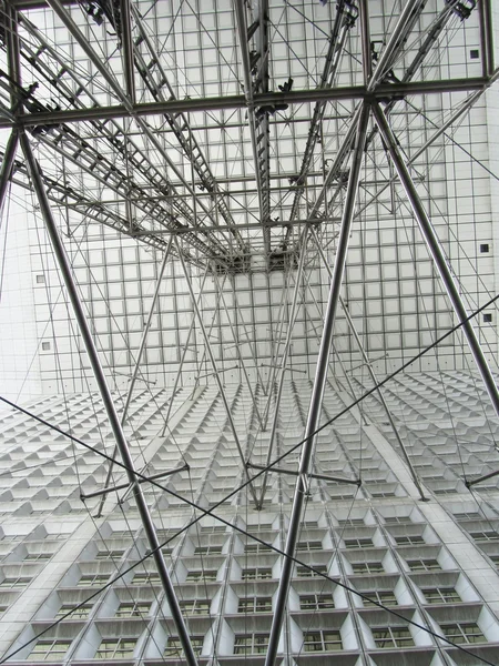 Grinzi de legare într-o clădire modernă — Fotografie, imagine de stoc