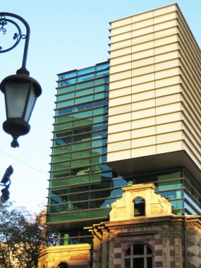 tarihsel bir kentsel bağlamda modern mimari