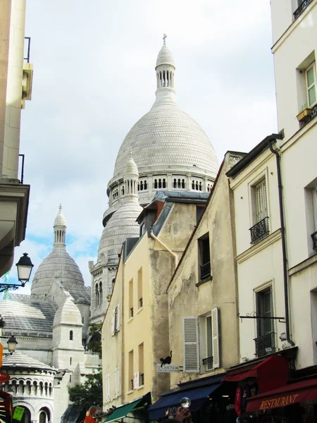 Verkorting van de montmartre-kerk van kwartaal straten — Stockfoto