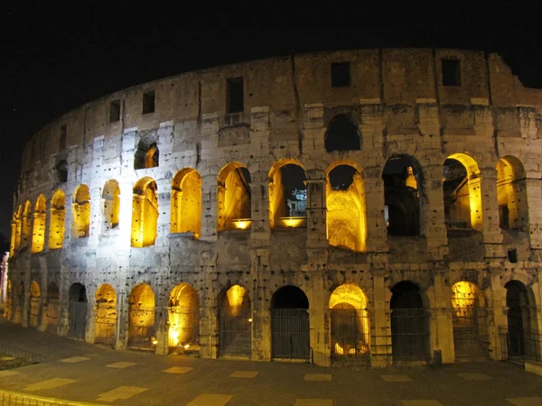 Coliseo de noche —  Fotos de Stock