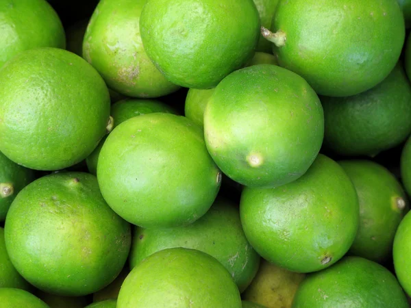 新鮮な緑のレモン — ストック写真