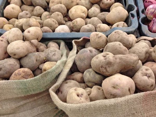 Peruanska potatis på kasse av jute — Stockfoto
