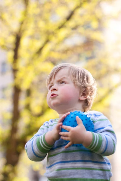 Little boy playing with ball — Stock Photo, Image