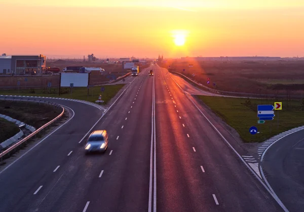 Auto-estrada ao nascer do sol — Fotografia de Stock