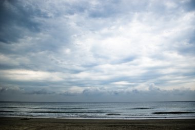 Fırtına öncesi deniz kıyısı