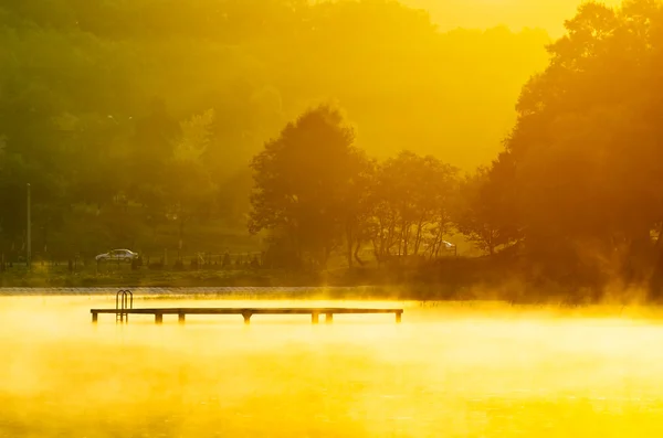 Mlha nad jezerem — Stock fotografie