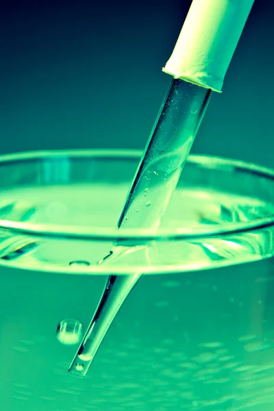 Geneeskunde Druppelbuisje in groen licht — Stockfoto