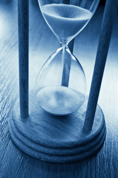Песочные часы в голубом — стоковое фото