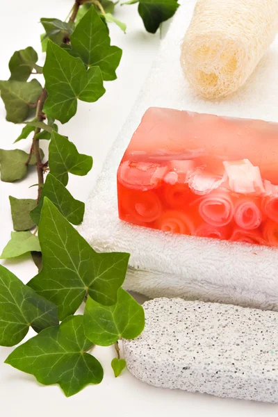 Sabão rosa com itens de banho e hera — Fotografia de Stock