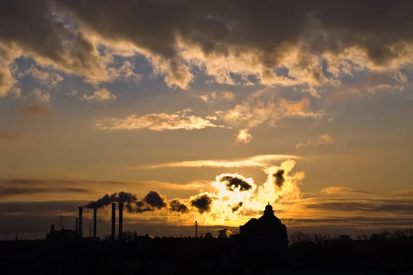 Humo industrial y nubes — Foto de Stock