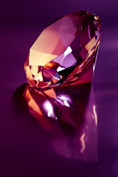 Diamant op paars — Stockfoto