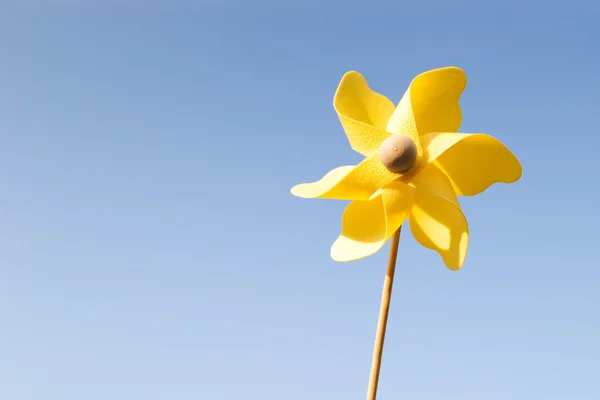 Yellow pinwheel — Stock Photo, Image