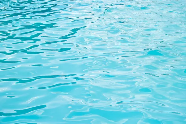 Вода из бирюзового бассейна — стоковое фото