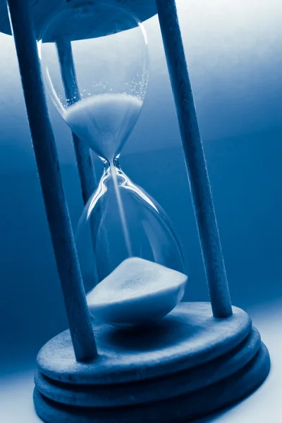 Песочные часы в голубом — стоковое фото