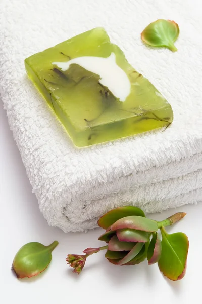 Sapone verde su asciugamano bianco — Foto Stock